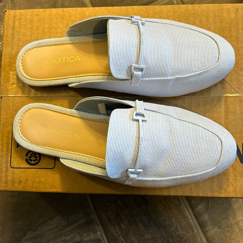 Women’s Nautica 7.5M summer slip-ons.
